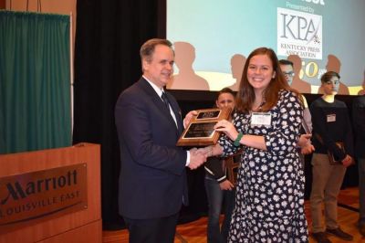 Bailey Vandiver accepts the Kentucky Press Association’s Most Valuable Member of the Year award, which outgoing president Peter Baniak awarded to the state s student journalists at the Kentucky Press Association convention on Jan. 25, 2019. 
(Teresa Revlett, Kentucky Press Association)