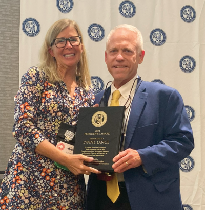 In late September as his two-year term as NNA Foundation president was coming to an end, R. Michael Fishman, publisher of the Citizen Tribune in Morristown, Tennessee, presented the President’s Award to NNA Executive Director Lynne Lance at the Annual Convention and Trade Show in Omaha, Nebraska.