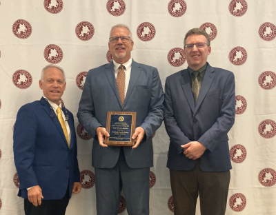 In Omaha, Nebraska, Jay Prauner (center), managing editor, and Tim Pearson, (right) chief editor, Norfolk (Nebraska) Daily News, accept a first-place award for best investigative or in-depth series, competing in the daily division, from (left) NNAF President Mike Fishman, publisher, Lakeway Publishers, Morristown, Tennessee. (Pub Aux) In Omaha, Nebraska, Jay Prauner (center), managing editor, and Tim Pearson, (right) chief editor, Norfolk (Nebraska) Daily News, accept a first-place award for best investigative or in-depth series, competing in the daily division, from (left) NNAF President Mike Fishman, publisher, Lakeway Publishers, Morristown, Tennessee. (Pub Aux)