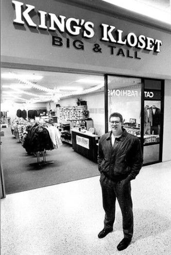 Jay Prauner stands outside his clothing store, King’s Kloset, at the Sunset Plaza Mall in 1991. (Daily News archives) Jay Prauner stands outside his clothing store, King’s Kloset, at the Sunset Plaza Mall in 1991. (Daily News archives)